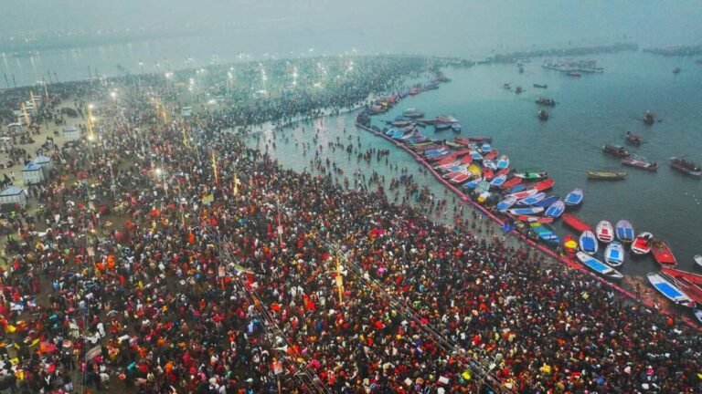 મહા પૂર્ણિમાના અવસર પર ઉમટ્યા કરોડો શ્રદ્ધાળુઓ, મહાકુંભ સંગમમાં લગાવી ડૂબકી