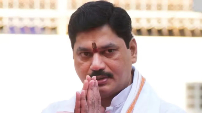 મહારાષ્ટ્રના મંત્રી ધનંજય મુંડેનું રાજીનામું, CM ફડણવીસે કરી કાર્યવાહી