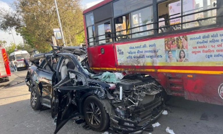 અમદાવાદમાં SUV કાર અને બસનો ભયાનક અકસ્માત, કારના ભુક્કા બોલાયા, એકનું મોત