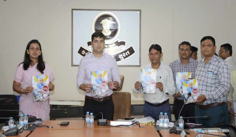 જિલ્લા કલેક્ટર ડો. સૌરભ પારધીના હસ્તે ‘વિકાસ વાટિકા’ પુસ્તિકનું વિમોચન