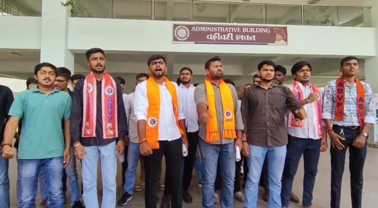 નર્મદ યુનિવર્સિટીમાં 20 ટકા ફી વધારાના નિર્ણય સામે ABVPનું વિરોધ