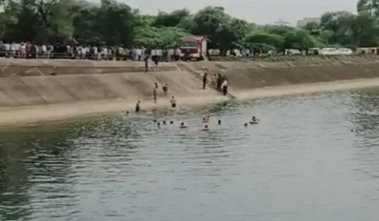 ગાંધીનગરના નભોઈ કેનાલમાં કાર ખસતાં 5 લોકો ડૂબ્યાં, યુવતી સહિત 2ના મૃતદેહ મળ્યા