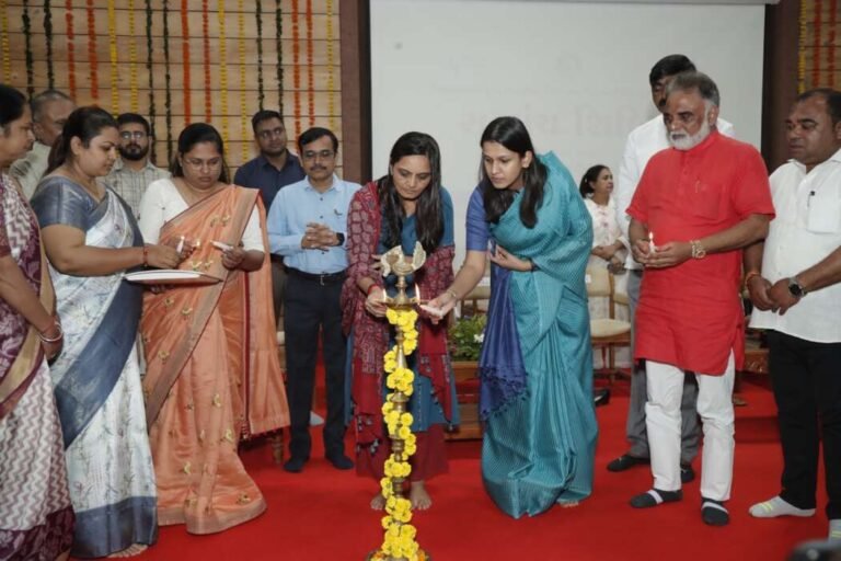 સુરતના ઈસરોળીમાં જિલ્લા પંચાયત અધ્યક્ષ ભાવિની પટેલની અધ્યક્ષતામાં સરપંચ શિબિર યોજાઈ