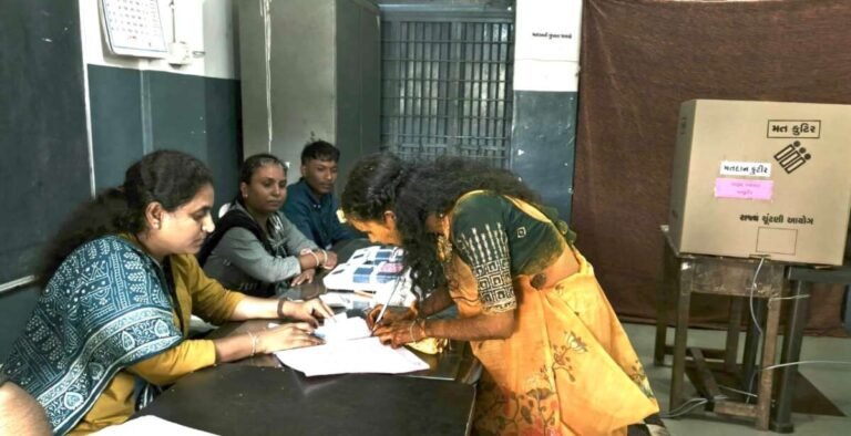 પહેલાં મતદાન, પછી લગ્ન: પીઠીના દિવસે મતદાન કરી લોકશાહી પર્વને પ્રાથમિકતા આપતી યુવા મતદાર