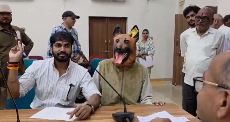 Video: યુવકને કૂતરાનો માસ્ક પહેરાવીને નગરપાલિકા કચેરી પહોંચ્યા વિપક્ષના નેતા, જનતાની સમસ્યાને લઈને અનોખો વિરોધ નોંધાવ્યો