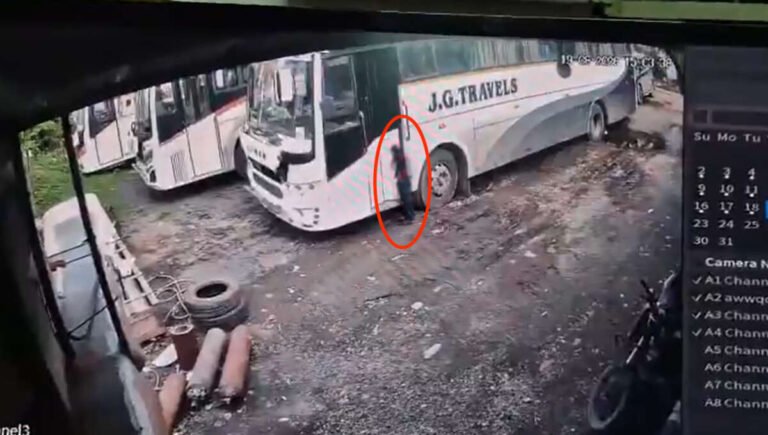 Video: વડોદરામાં 7 વર્ષના બાળકનું રહસ્યમય મોત: બસના દરવાજામાં ગળું કેવી રીતે ફસાયું? 15 મિનિટના CCTV ગાયબ