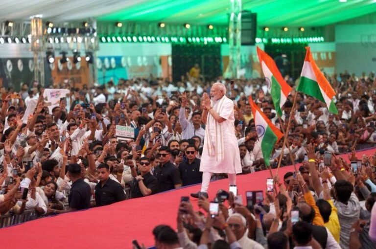 ‘આપકા ઓરા હી અલગ હૈ…’ વડોદરામાં PM મોદીને જોઈ Gen-Zનો જુસ્સો છલકાયો