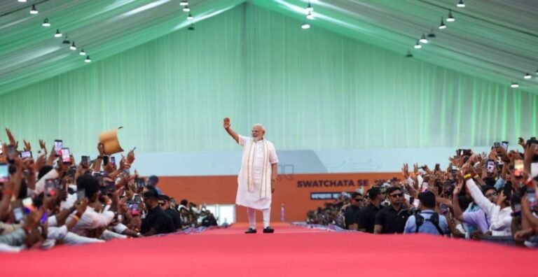 વડોદરામાં PM મોદીએ હજારો યુવાનો સાથે કર્યો સંવાદ, ₹35 હજાર કરોડથી વધુના વિકાસકાર્યોનું લોકાર્પણ