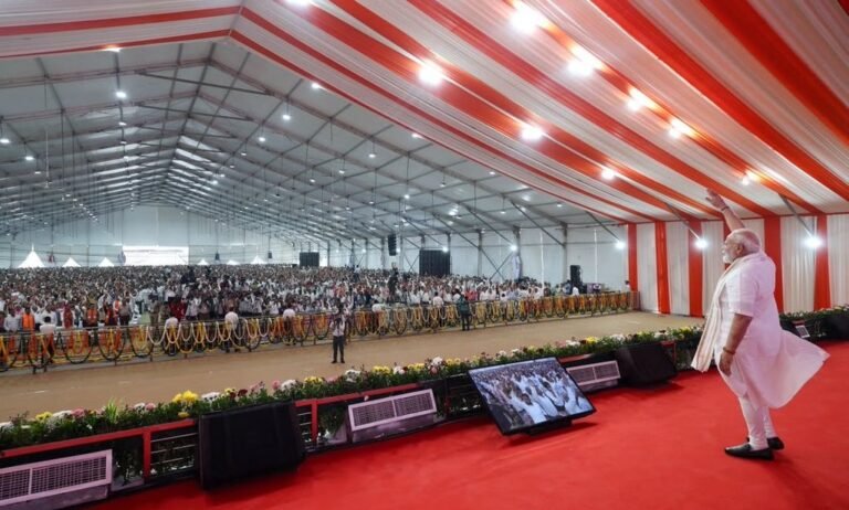 નવસારીમાં દેશનું પ્રથમ AI સુવિધા સાથેનું નમો કમલમનું વડાપ્રધાન મોદીના હસ્તે લોકાર્પણ