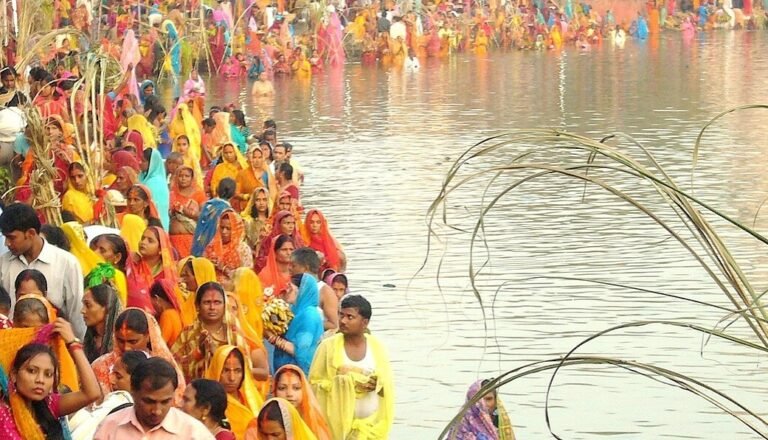 છઠ પૂજાને હજુ 2 મહિના બાકી, છતાં સુરતમાં ઘાટ પર ‘બુકિંગ’ શરૂ! દાદર પર લખાયા નામ-મોબાઈલ નંબર